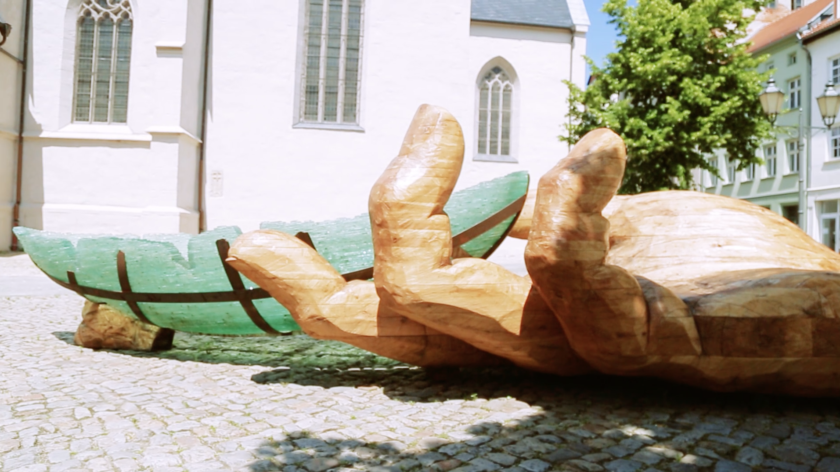 Die Glasarche 3 vor der Michaeliskirche in Zeitz