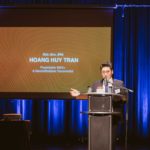 Hoang Huy Tran hält eine Rede
